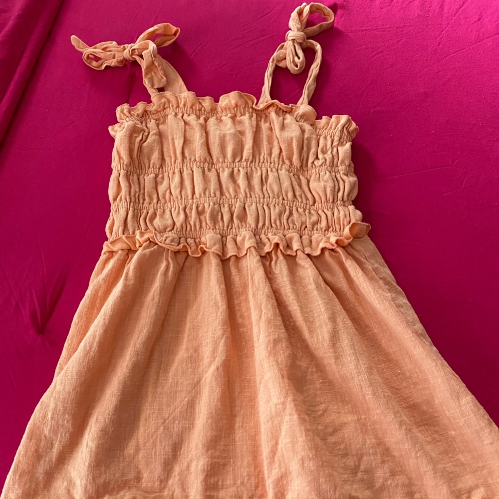Light orange sleeveless shirt with fun shoulder tie look
